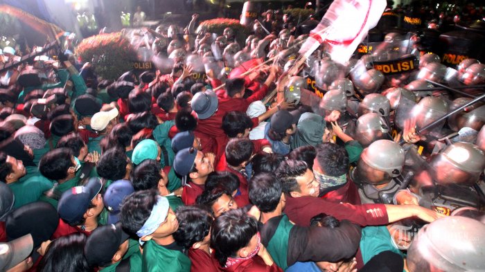 Mahasiswa Demonstran Bertahan di Depan Gedung DPRD Jabar Hingga Malam